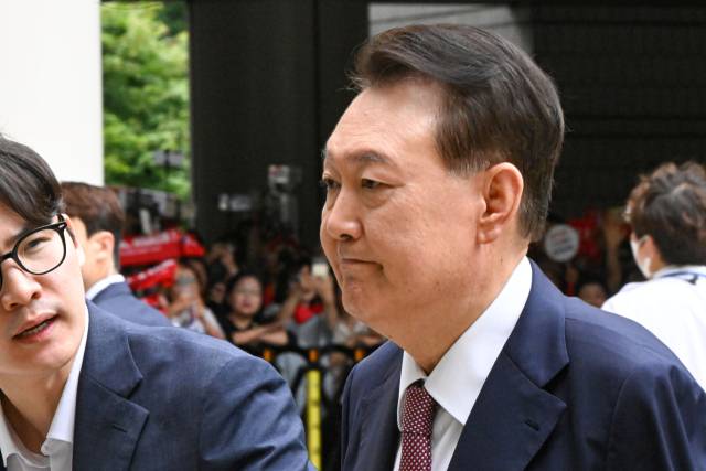 윤석열 전 대통령이 3일 서울 서초구 서울중앙지방법원에서 열린 내란 우두머리 혐의·직권남용 권리행사 방해 혐의 사건 9차 공판에 출석하고 있다. 사진공동취재단