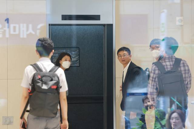 윤석열 전 대통령 배우자 김건희 여사를 둘러싼 각종 의혹을 수사하는 민중기 특별검사팀이 삼부토건에 대해 압수수색에 나선 3일 서울 종로구 삼부토건 사무실로 수사관들이 향하고 있다. 연합뉴스