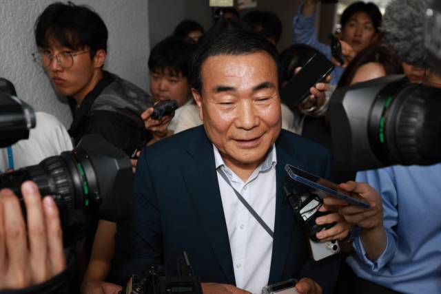 윤석열 전 대통령 배우자 김건희 여사를 둘러싼 각종 의혹을 수사하는 민중기 특별검사팀이 삼부토건에 대해 압수수색에 나선 3일 서울 종로구 삼부토건 사무실이 입주한 건물에서 잠시 나온 특검팀 관계자에게 취재진이 질문하고 있다. 연합뉴스