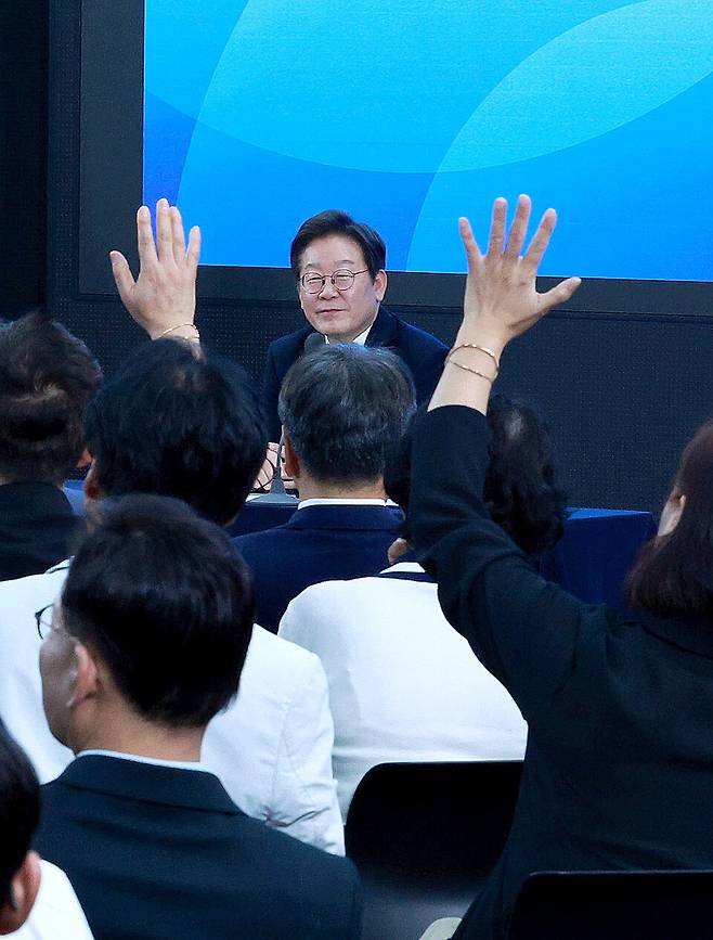 이재명&nbsp;대통령이 6월25일&nbsp;광주광역시 국립아시아문화전당에서 '광주시민·전남도민 타운홀미팅'을 하며 참석자 질문을 받고 있다. ⓒ대통령실사진기자단