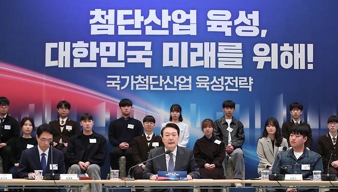 지난 2023년 3월15일 청와대 영빈관에서 열린 제14차 비상경제민생회의 자료 사진. 윤석열 정부는 당시 신규 국가산업단지 후보지를 발표했다. 윤석열 당시 대통려잉 발언하고 있다. ⓒ연합뉴스