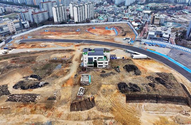 재개발사업이 추진되는 광주 광산구 신가동에 중학교를 신설하는 방안이 무산 위기에 놓인 가운데 재개발정비사업 조합·주민과 교육당국이 갈등을 빚고 있다. 시교육청이 최근 중학교 신설이 불가하다는 입장을 공식화하자 재개발 조합과&nbsp;지역 주민들이 반발하고 있다.광주 신가동 재개발사업 구역 전경 ⓒ연합뉴스