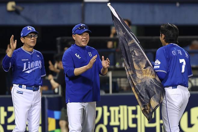 선수단을 환영하는 박진만 삼성 감독. 삼성 라이온즈 제공