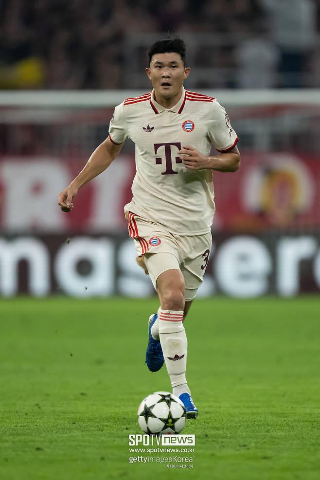 ▲ 김민재는 지난 시즌 바이에른 뮌헨 수비에 핵심적인 역할을 수행했다. 리그 27경기에서 2289분을 뛰어 조슈아 키미히 다음으로 높은 출전시간을 기록했다. 그러나 '헌신'은 결국 수면 아래로 가라앉고 피치 위 내용에 대한 성토만 남은 모양새다. 독일 유력지 '키커'는 "김민재는 지난해 10월부터 이어진 아킬레스건 통증으로 고생했지만 경기 출전을 강행했고 이는 경기력 저하에 영향을 미쳤다"면서 "시즌 막바지엔 출전이 불가능한 상황에 내몰렸다"며 평가 기준을 충족하지 못했다는 뉘앙스를 보였다.