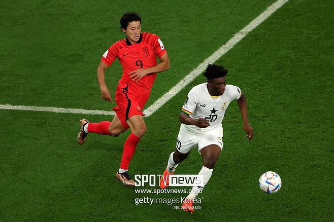 ▲ 윙어는 물론 공격형 미드필더, 폴스 나인, 메짤라로도 뛸 수 있는 모하메드 쿠두스(오른쪽)는 아약스 시절부터 독보적인 축구 지능과 드리블 돌파, 킥 력으로 빅클럽 레이더에 '장기 투숙' 중인 공격수다. 국내 팬에게도 낯설지 않다. 2022 카타르 월드컵에서 가나 국가대표로 출전해 한국과 조별리그 H조 2차전에서 멀티골을 쏘아 올려 거대한 존재감을 발휘한 탓이다.&nbsp;