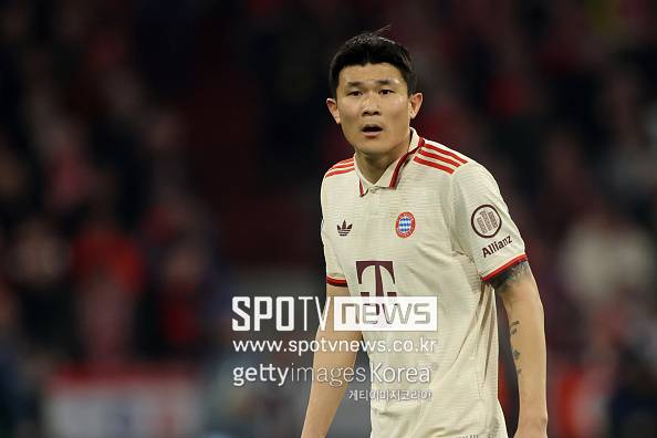 ▲ 김민재는 지난달 30일 플라멩구(브라질)와 조별리그 3차전에서 오랜만에 교체 명단에 이름을 올렸다. 피치를 밟진 못했지만 아킬레스건 부상 여파로 그간 재활에 힘써온 그의 복귀를 두고 여러 매체가 후방에서 연이은 실책성 플레이로 고심이 깊은 콤파니 감독이 반색할 소식이라며 조명했다.&nbsp;다만 막스 에베를 뮌헨 단장이 김민재의 복귀일에 선수 이적 가능성을 시사해 다소간 '찬물'이 끼얹어졌다.