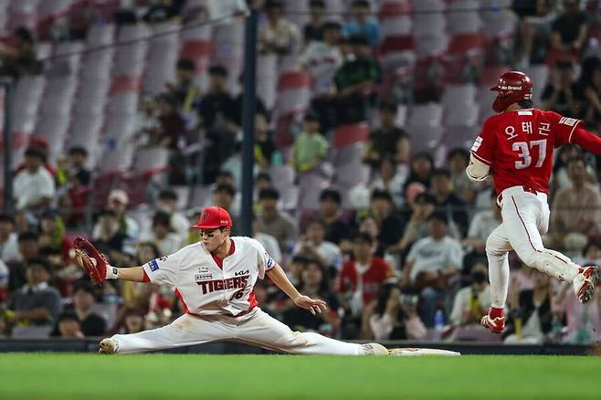 ▲ 3일 광주 SSG전 8회 수비에서 신기의 다리 찢기 수비를 보여준 오선우의 그 장면 ⓒKIA타이거즈