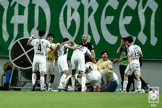 결승골을 넣고 기뻐하는 전북 현대 선수들. /사진=대한축구협회 제공