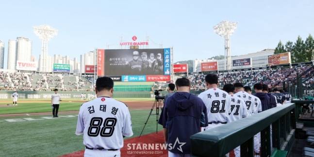 김태형 감독(맨 왼쪽)을 비롯한 롯데 선수단이 2일 경기 전 이날 별세한 이광환 전 감독에 대한 추모 묵념을 하고 있다. /사진=강영조 선임기자