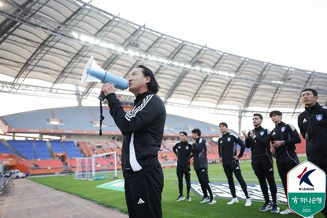 서포터스 '감독 경질 요구' 3일 만에 또 졌다... '벼랑 끝' 몰린 울산 김판곤 감독