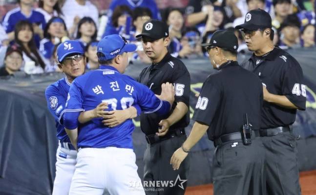 삼성 최일언 수석코치(왼쪽)가 박진만 감독(왼쪽에서 2번쨰)을 말리고 있다. /사진=김진경 대기자