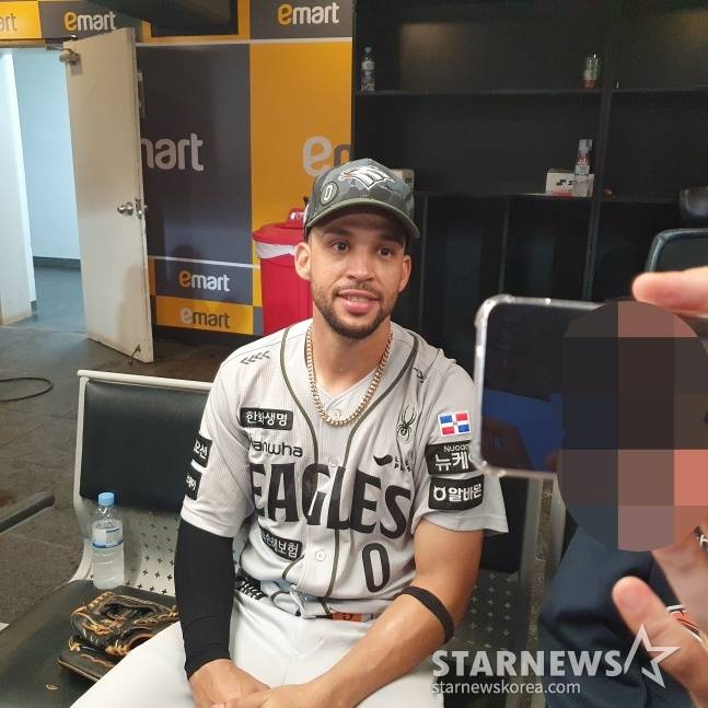 한화 리베라토가 28일 인천 SSG전을 승리로 이끈 후 취재진과 인터뷰에 응하고 있다. /사진=김동윤 기자