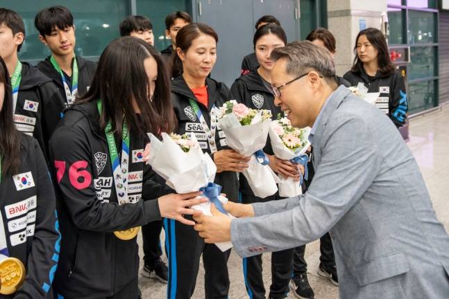채종걸 한국중·고등학교탁구연맹 회장(맨 오른쪽)이 3일 인천국제공항을 통해 귀국한 한국 청소년 탁구 국가대표팀을 환대하고 있다. /사진=대한탁구협회 제공