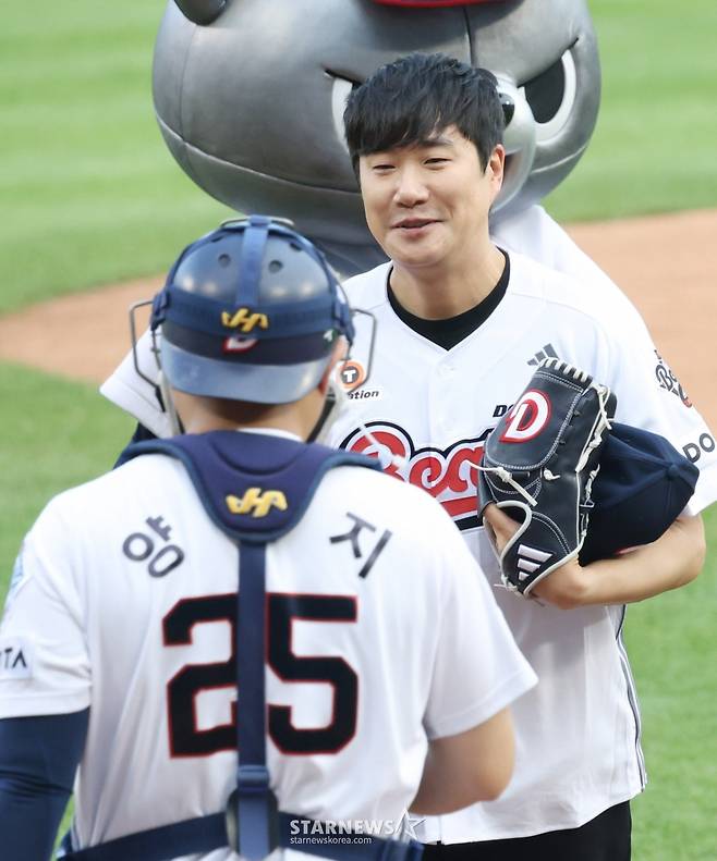 [포토] 배성재, 두목곰과 인터뷰는 경기 후에