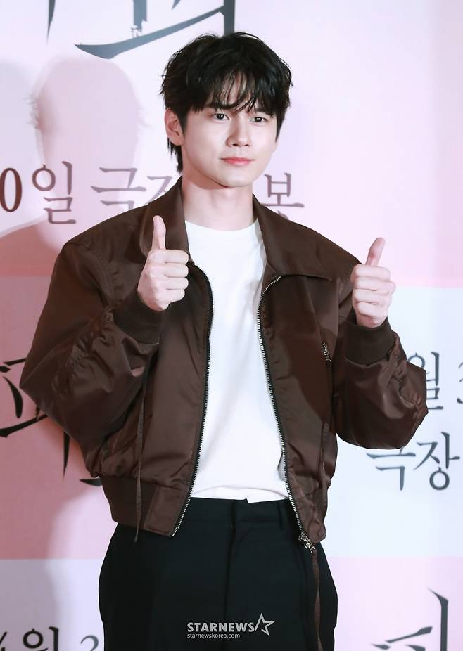 배우 옹성우가 24일 오후 서울 CGV용산아이파크몰에서 진행된 영화 '파과'(감독 민규동) VIP 시사회에 참석해 포즈를 취하고 있다.  바퀴벌레 같은 인간들을 처리하는 조직에서 40여 년간 활동한 레전드 킬러 ‘조각’과 평생 그를 쫓은 미스터리한 킬러 ‘투우’의 강렬한 대결을 그린 액션 드라마 영화 '파과'는 오는 30일 개봉한다. /2025.04.30 /사진=이동훈 photoguy@