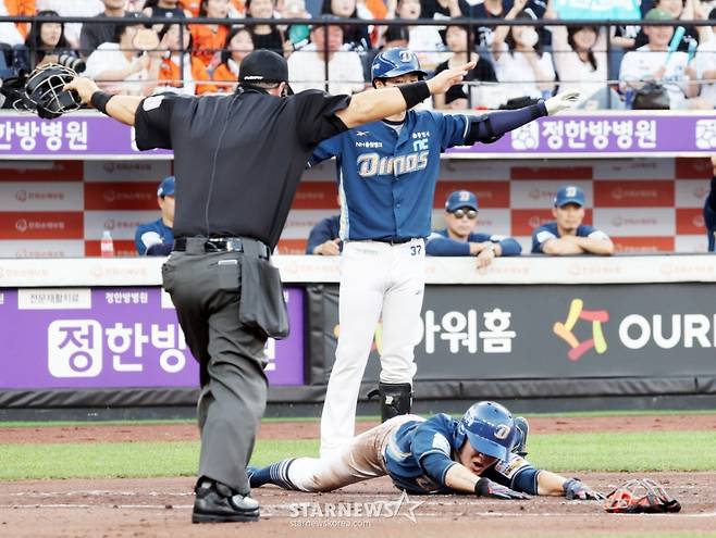 [★화보]이중도루 콜라보 '홈플레이트 제대로 찍어야지!' 박민우