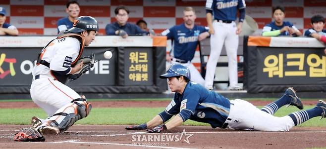 [★화보]이중도루 콜라보 '홈플레이트 제대로 찍어야지!' 박민우