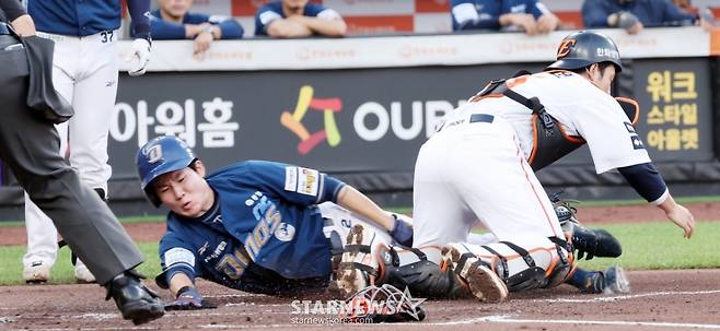 [★화보]이중도루 콜라보 '홈플레이트 제대로 찍어야지!' 박민우