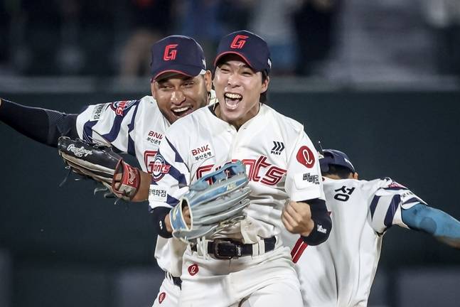 롯데 김동혁(가운데)이 3일 사직 LG전에서 9회초 마지막 아웃카운트를 잡은 후 기뻐하고 있다. /사진=롯데 자이언츠 제공