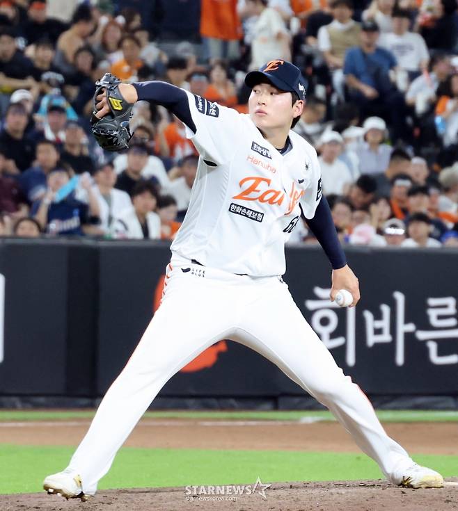[포토]4회초 엄상백 이어 등판한 조동욱