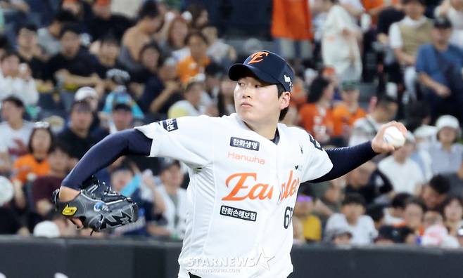 [포토]4회초 엄상백 이어 등판한 조동욱