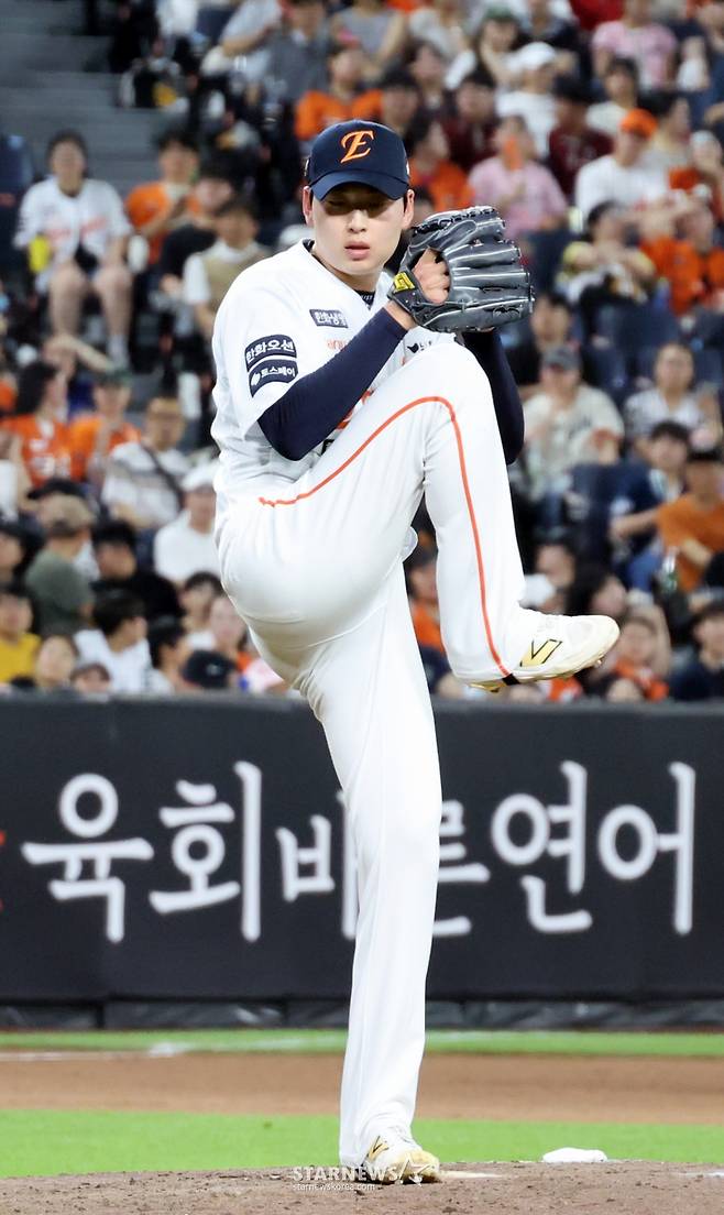 [포토]4회초 엄상백 이어 등판한 조동욱