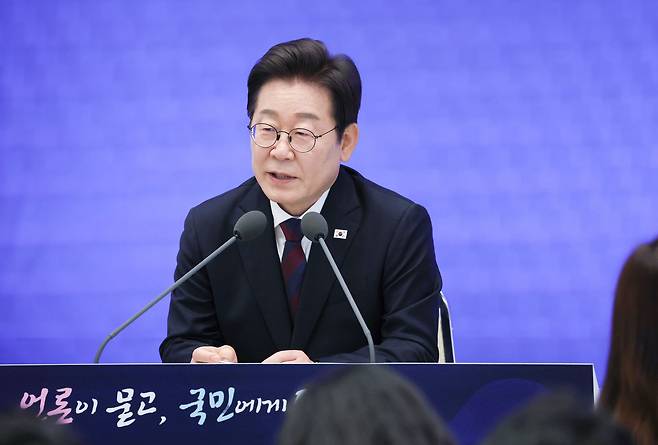 이재명 대통령이 3일 청와대 영빈관에서 열린 '대통령의 30일, 언론이 묻고 국민에게 답하다' 기자회견에서 취재진 질문에 답변하고 있다. [사진 | 뉴시스]