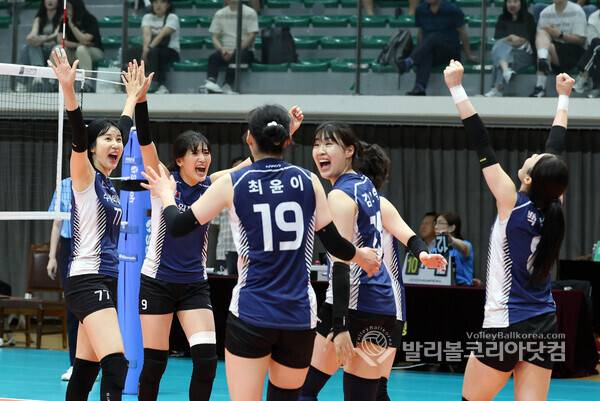 3일 충북 단양군 단양체육관 동관(舊 단양문화체육센터)에서 열린 '2025 한국실업배구연맹 & 프로배구 퓨처스 챔프전' 단양대회에서 여자부 수원시청vs현대건설 경기에서 수원시청이 현대건설에게 세트스코어 3-2로 승리하자 선수들이 기뻐하고 있다.2025.7.3