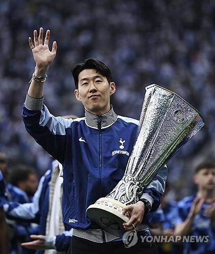 영국 매체 '풋볼런던'은 2일(한국시간) 토마스 프랑크 신임 감독 체제에서 토트넘의 2025-2026시즌 공격진 구상에 대해 전하며 손흥민이 없을 거라고 예상했다.&nbsp;손흥민은 지난 시즌까지 2년간 토트넘의 주장을 맡으면서 특히 2024-2025 유럽축구연맹(UEFA) 유로파리그 우승을 이끌고 트로피를 직접 들어올리는 등 공을 세웠으나 어느 덧 33살이 됐고, 스피드와 골결정력이 떨어져 이적 대상 중 한 명으로 거론되고 있다. 연합뉴스