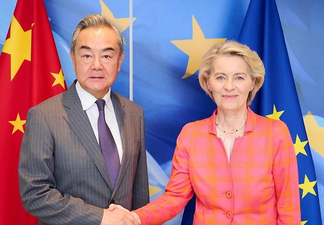 중국 왕이 외교부장과 EU 집행위원장 [출처=EU 집행위원장 SNS. 재판매 및 DB 금지]