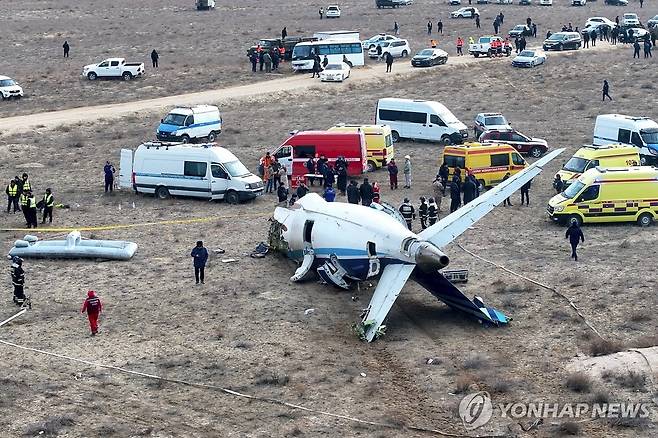 지난해 12월 러시아 방공망에 격추된 아제르바이잔 여객기 잔해 [AP 연합뉴스 자료사진. 재판매 및 DB 금지]