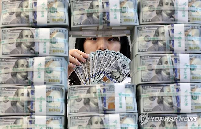 상반기 10% 넘게 하락한 달러 (서울=연합뉴스) 김인철 기자 = 주요 6개국 통화(유로화·엔화 등) 대비 달러 가치를 보여주는 달러인덱스가 올해 상반기에 10.8% 하락하면서, 미국 달러화 가치가 변동환율제가 도입됐던 1973년 상반기(-14.8%) 이후 최대 하락률을 기록했다.
사진은 1일 서울 중구 하나은행 위변조센터에서 직원이 미국 달러를 정리하는 모습. 2025.7.1 yatoya@yna.co.kr