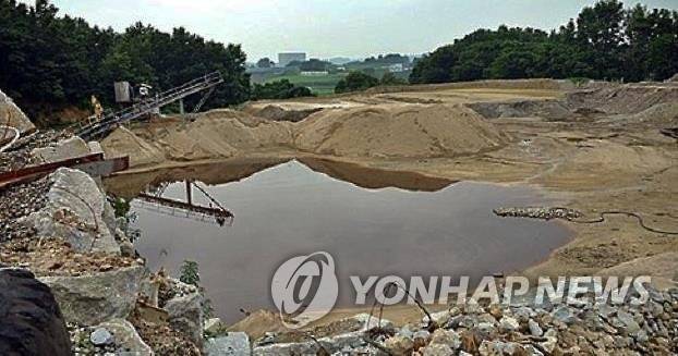 폐기물 불법매립된 익산 폐석산 [연합뉴스 자료사진]