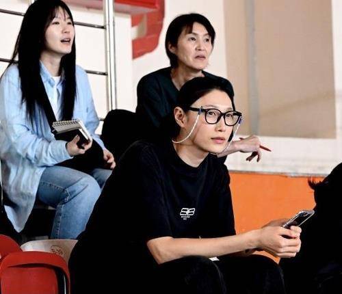 흥국생명 어드바이저로 드래프트를 찾은 김연경(앞) [한국배구연맹 제공. 재판매 및 DB 금지]