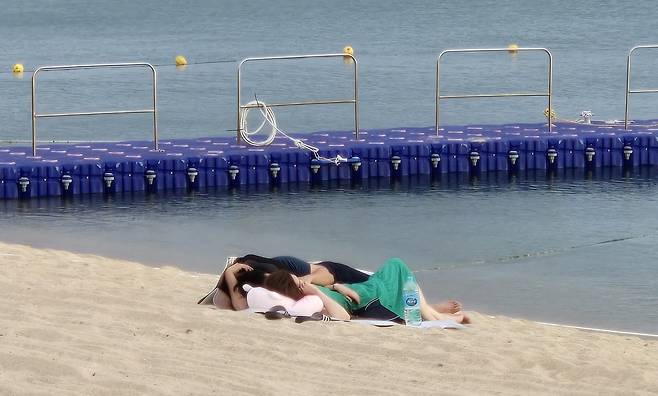 초열대야를 피해 3일 새벽 경포해변으로 나와 잠을 자는 부부 [촬영 유형재]