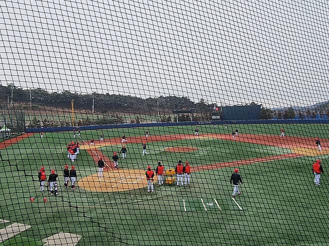 훈련 중인 프로야구 KIA 선수들 (함평=연합뉴스) 임순현 기자 = 7일 전남 함평 기아챌린저스필드 실외 야구장에서 번트 수비 훈련 중인 프로야구 KIA 타이거즈 선수들. 2022.2.7 hyun@yna.co.kr