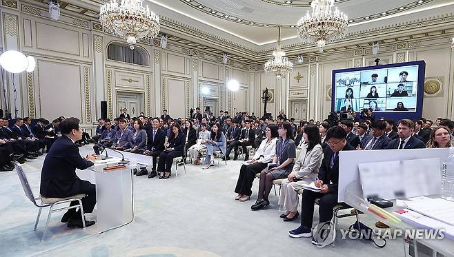 화상 연결로 지역 언론 질문 (서울=연합뉴스) 한상균 기자 = 3일 청와대 영빈관에서 열린 이재명 대통령의 '대통령의 30일, 언론이 묻고 국민에게 답하다' 기자회견에서 화상 연결로 지역 언론사 기자가 질문하는 모습이 스크린에 보이고 있다. 2025.7.3 [대통령실통신사진기자단] xyz@yna.co.kr