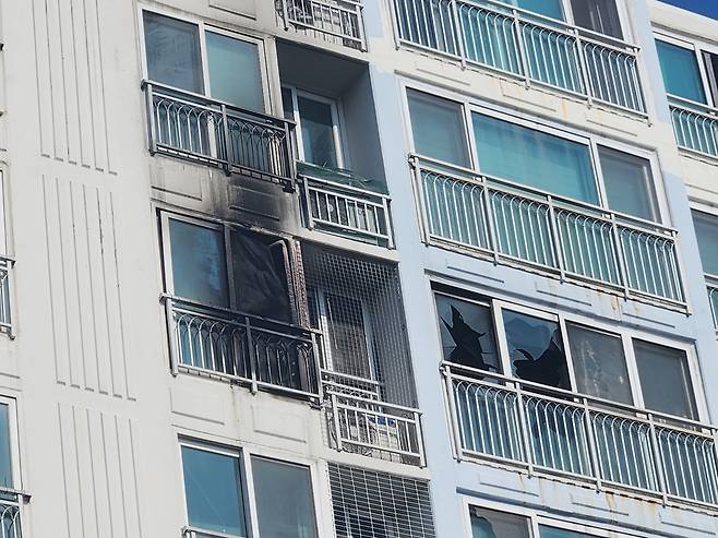 불이 난 아파트 [차근호 기자]