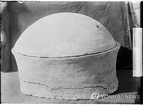 고대 이집트 남성 유해 담긴 도기의 모습 (AP=연합뉴스) 대략 기원전 2855∼2570년에 살았던 것으로 추정되는 고대 이집트 남성의 시신이 담겨 있던 이집트 누와이라트 소재 암반 무덤 속 도기의 모습. AP를 통해 배포되는 제3자 제공 사진. 관련 기사에만 사용 가능함. 전송 후 14일 이내에만 사용 가능. DB 금지, 재판매 금지, 재사용 허용 금지, 라이선싱 금지. 원형 그대로 크레딧 표시 필수. (John Garstang, Mahmoud Abd El Gelel/Garstang Museum of Archaeology/University of Liverpool via AP) 2025.7.3.