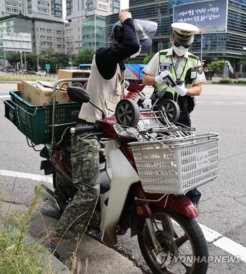2021년 10월 5일 경찰이 서울 마포구 공덕 로터리에서 법규를 위반한 오토바이 운전자를 단속하는 모습 [연합뉴스 자료사진]