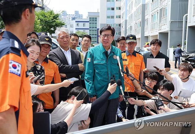 자매 참변 아파트 화재 현장 찾은 박형준 부산시장 (부산=연합뉴스) 강선배 기자 = 박형준 부산시장이 3일 어린이 2명이 숨진 부산 기장군 한 아파트 화재 현장을 찾아 홍문식 기장소방서장으로부터 브리핑받고 있다. 2025.7.3 sbkang@yna.co.kr