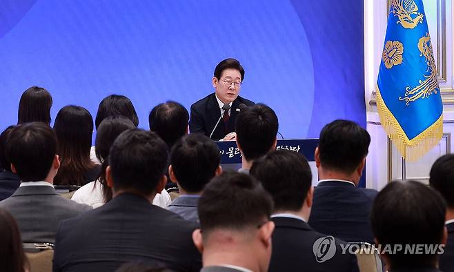 이재명 대통령, 취임 30일 기자회견 (서울=연합뉴스) 한상균 기자 = 이재명 대통령이 3일 청와대 영빈관에서 '대통령의 30일, 언론이 묻고 국민에게 답하다' 기자회견을 하고 있다. 2025.7.3 [대통령실통신사진기자단] xyz@yna.co.kr