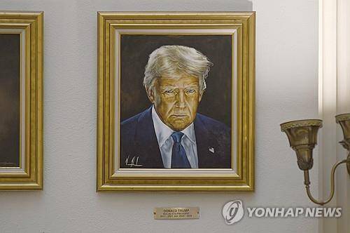 콜로라도주 주의사당에 새로 걸린 트럼프 초상화  [AP=연합뉴스 자료사진. 재판매 및 DB 금지]