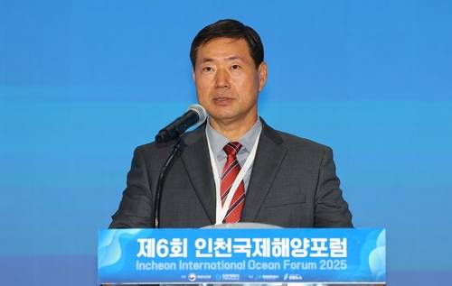 축사하는 황대일 연합뉴스 사장      (인천=연합뉴스) 임순석 기자 = 황대일 연합뉴스 대표이사 사장이 3일 인천 연수구 송도컨벤시아에서 열린 제6회 인천국제해양포럼에서 축사를 하고 있다. 2025.7.3
