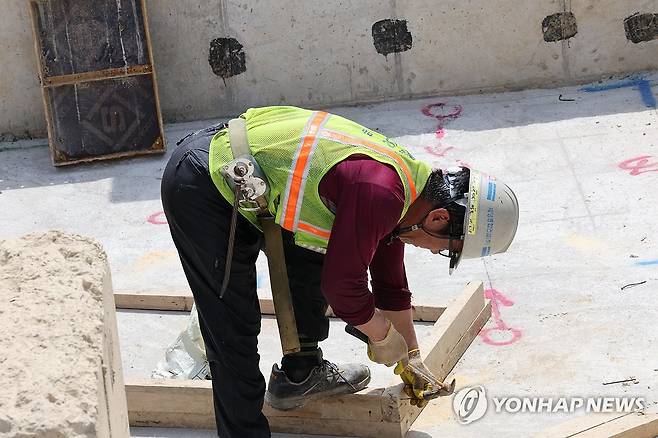 폭염 속 건설현장 (울산=연합뉴스) 장지현 기자 = 폭염특보 일주일째인 3일 울산 울주군 온산읍 에쓰오일 샤힌프로젝트 건설 현장에서 근로자들이 작업하고 있다. 이날 울산에는 폭염 영향예보 '경고' 단계가 발령됐다. 2025.7.3 jjang23@yna.co.kr