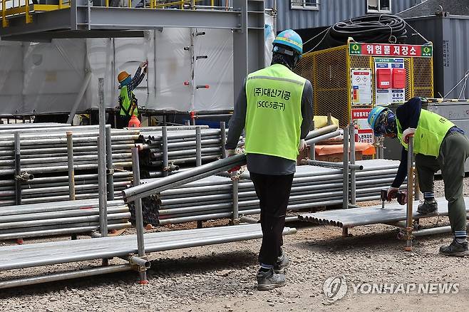 폭염 속 건설현장 (울산=연합뉴스) 장지현 기자 = 폭염특보 일주일째인 3일 울산 울주군 온산읍 에쓰오일 샤힌프로젝트 건설 현장에서 근로자들이 작업하고 있다. 이날 울산에는 폭염 영향예보 '경고' 단계가 발령됐다. 2025.7.3 jjang23@yna.co.kr