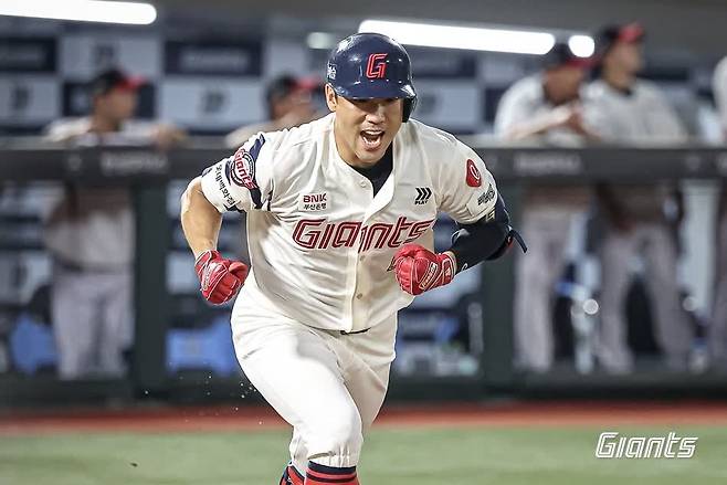 전준우의 결승타 (서울=연합뉴스) 롯데 전준우가 3일 부산 사직구장에서 열린 프로야구 LG와 홈 경기, 8회 결승타를 친 뒤 포효하고 있다. [롯데 자이언츠 제공. 재판매 및 DB금지]