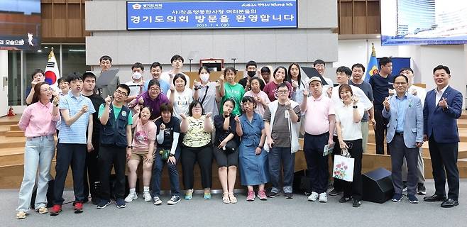 ▲ 경기도의회를 찾은 작은행동 한사랑 소속 장애인들./사진제공=경기도의회