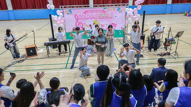 과천시가 지난달 28일 청소년수련관 체육관에서 가족 음악 소통 행사 '우리가족 하모니'를 개최했다. 참여 가족들이 음악 놀이와 장기자랑 등을 함께하며 세대 간 공감을 나눴다. 사진=과천시