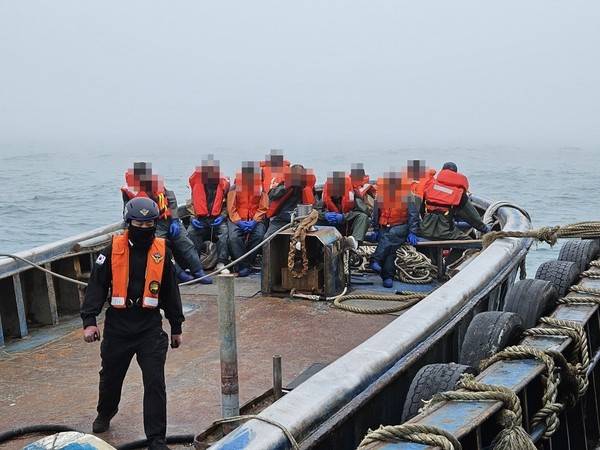 &nbsp;대피한 승선원들 2025.7.4 [사진=인천해양경찰서]